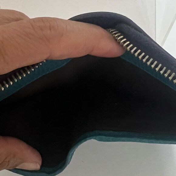 Authentic Gucci Pebbled Leather Wallet - Picture 9 of 9